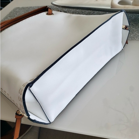 Vegan Classic Purse - Picture 4 of 6